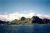 Le isole Lofoten Norvegia. L'Hurtigruten Midnatsol  si avvicina velocemente a Svolvaer (Austvagoya). 